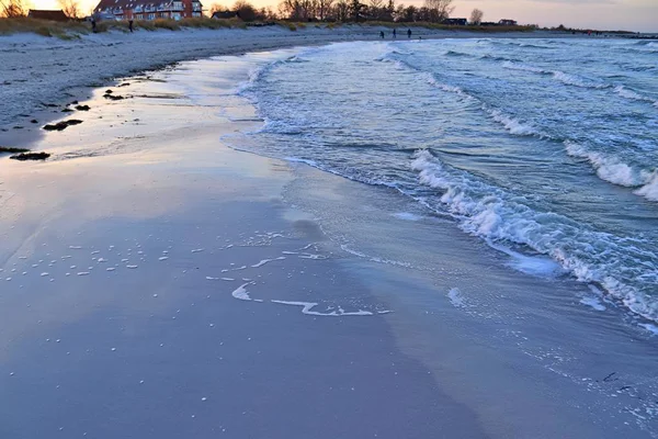 Människor Tar Promenad Stranden Blåsig Dag December — Stockfoto