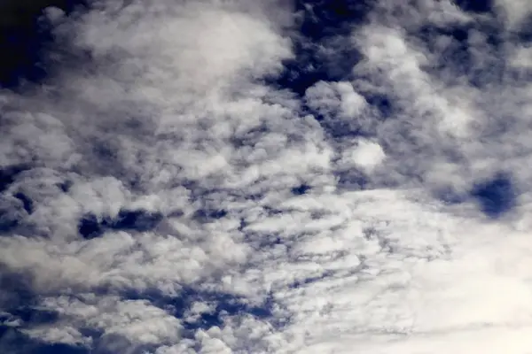 Ciel Dramatique Nuageux Avec Quelques Éléments Bleus — Photo