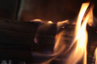 Güzel sıcak bir şöminede yanan ateşi