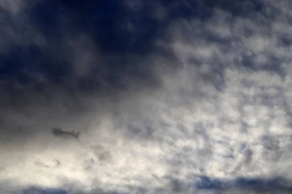 Mavi Gökyüzünde Alto Kümülüs Bulutlar Güzel Çekim — Stok fotoğraf