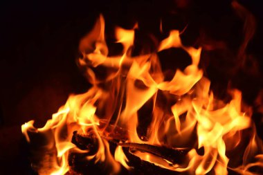 Güzel sıcak bir şöminede yanan ateşi