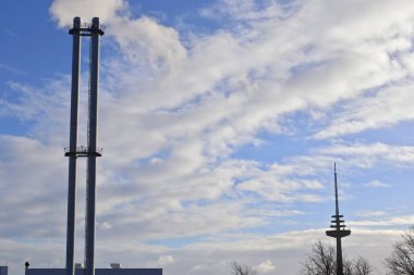 Mavi gökyüzünün önündeki endüstri bacasından kaynaklanan kirlilik