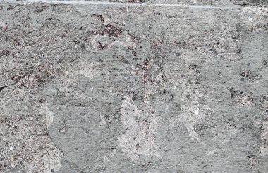 Yaşlı yıpranmış çimento ve beton duvarlar farklı binaların çatlaklar, yakın çekim