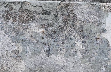 Yaşlı yıpranmış çimento ve beton duvarlar farklı binaların çatlaklar, yakın çekim