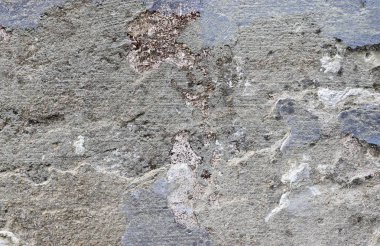 Yaşlı yıpranmış çimento ve beton duvarlar farklı binaların çatlaklar, yakın çekim