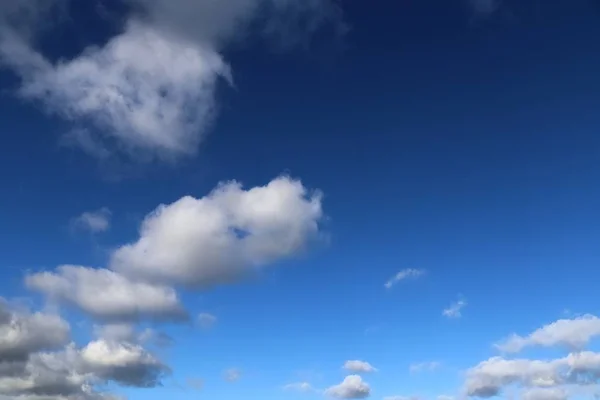 Schöne Weiße Flauschige Wolken Tiefblauen Himmel — Stockfoto