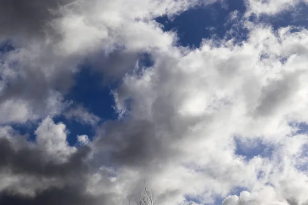 Nuvens Fofas Brancas Bonitas Céu Azul Profundo — Fotografia de Stock