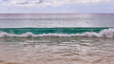 Cennet Adası Seyşel Adaları'nın plajları çarpıcı Hint Okyanusu dalgaları