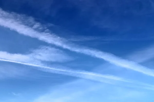 Kuzey Almanya Alınan Mavi Gökyüzünde Uçak Contrails — Stok fotoğraf