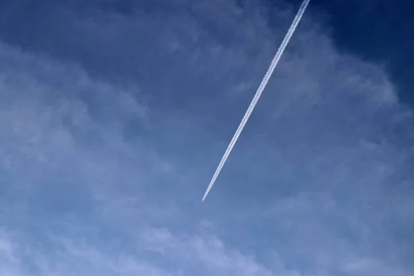 Flygplan Kondensstrimmor Den Blå Himlen Norra Tyskland — Stockfoto