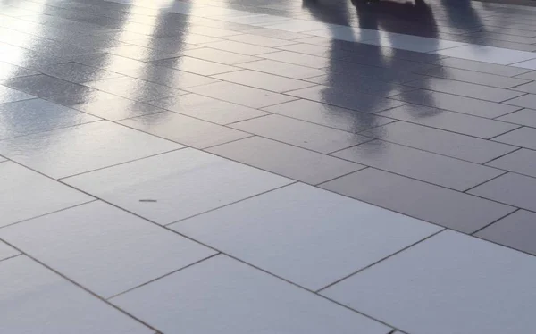 Diffuse Reflections Pedestrians Walking Marble Sidewalk Dubai — Stock Photo, Image