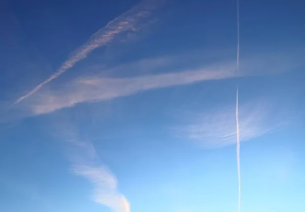 Cirrus Bulutlar Üzerinde Mavi Bir Gökyüzü Kuzey Almanya Fotoğrafı — Stok fotoğraf