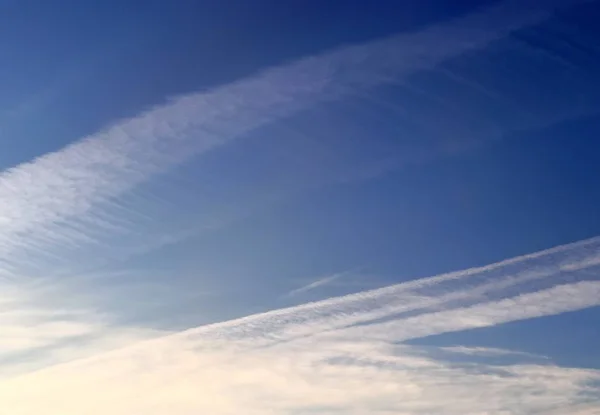 Belos Testes Vapor Aeronaves Durante Céu Laranja Pôr Sol Visto — Fotografia de Stock