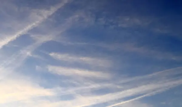 Schöne Dampfversuche Aus Flugzeugen Während Eines Orangefarbenen Sonnenuntergangs Deutschland — Stockfoto