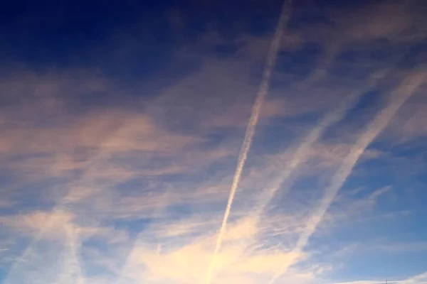 ドイツで見たオレンジ色の夕焼け空の中に航空機から美しい蒸気試験 — ストック写真