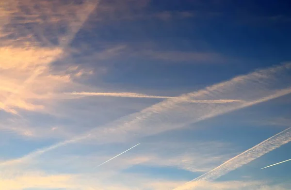 Belos Testes Vapor Aeronaves Durante Céu Laranja Pôr Sol Visto — Fotografia de Stock