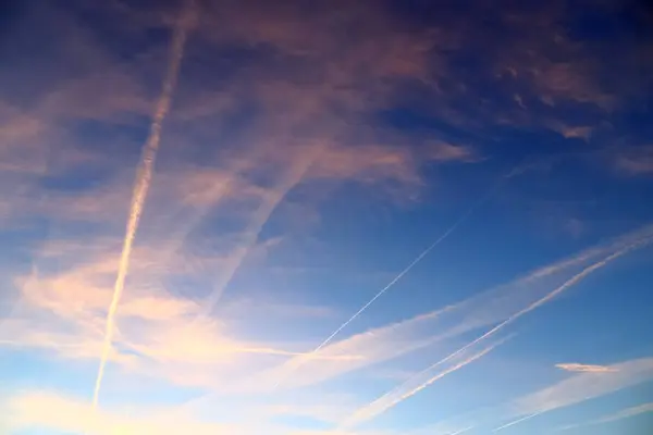 Belos Testes Vapor Aeronaves Durante Céu Laranja Pôr Sol Visto — Fotografia de Stock