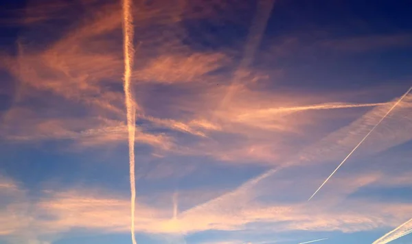 Vackra Ånga Prövningar Från Flygplan Orange Solnedgång Himlen Sett Tyskland — Stockfoto