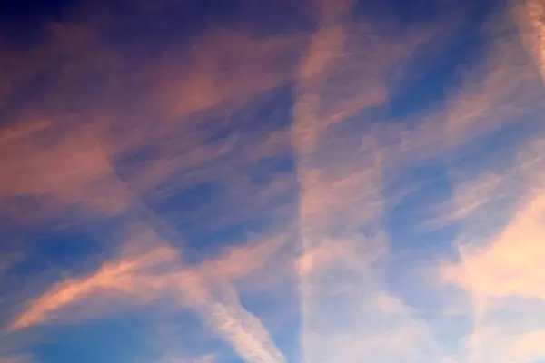 Belos Testes Vapor Aeronaves Durante Céu Laranja Pôr Sol Visto — Fotografia de Stock