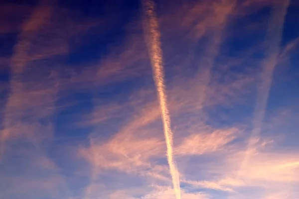 Vackra Ånga Prövningar Från Flygplan Orange Solnedgång Himlen Sett Tyskland — Stockfoto