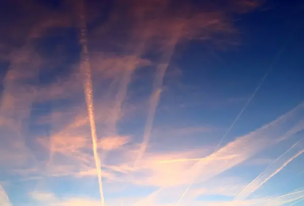 Schöne Dampfversuche Aus Flugzeugen Während Eines Orangefarbenen Sonnenuntergangs Deutschland — Stockfoto
