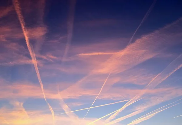 Krásný Par Pokusy Letadel Během Oranžové Slunce Nebe Viděl Německu — Stock fotografie
