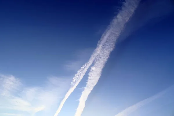 Belos Testes Vapor Aeronaves Durante Céu Laranja Pôr Sol Visto — Fotografia de Stock