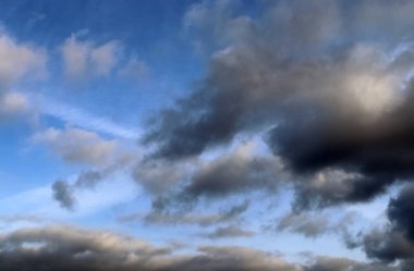 masmavi bir gökyüzü üzerinde güzel bulut formasyonları