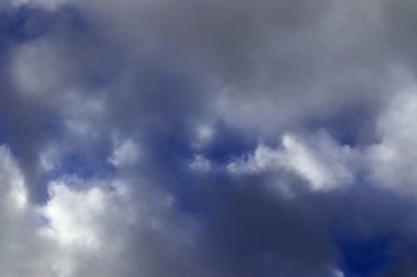 masmavi bir gökyüzü üzerinde güzel bulut formasyonları