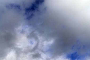 masmavi bir gökyüzü üzerinde güzel bulut formasyonları