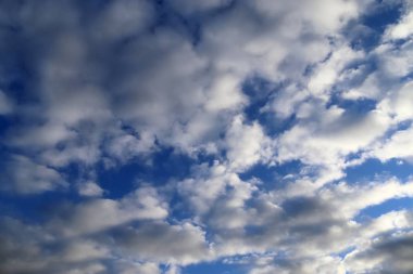 masmavi bir gökyüzü üzerinde güzel bulut formasyonları