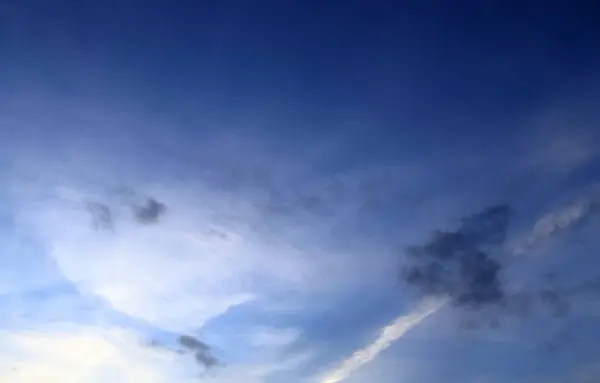 Belle Formazioni Nuvole Cielo Blu Profondo — Foto Stock
