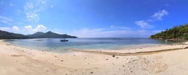 Cennet adalarında çekilen çarpıcı yüksek çözünürlüklü plaj manzarası Seyşeller