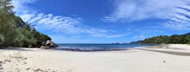 Cennet adalarında çekilen çarpıcı yüksek çözünürlüklü plaj manzarası Seyşeller