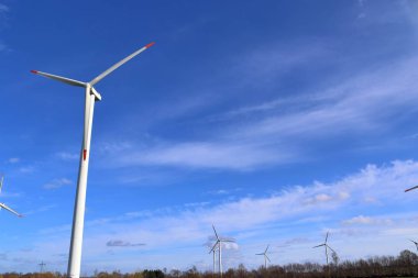 Alternatif enerji yel değirmenleri bir windpark mavi bir gökyüzü önünde kuzey Almanya'da görüntüleyin