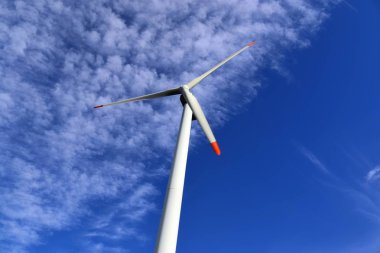 Alternatif enerji yel değirmenleri bir windpark mavi bir gökyüzü önünde kuzey Almanya'da görüntüleyin
