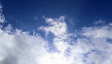 Masmavi bir gökyüzü üzerinde güzel beyaz kabarık bulutlar