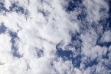 Masmavi bir gökyüzü üzerinde güzel beyaz kabarık bulutlar