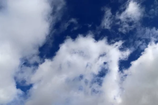 Белые Пушистые Облака Темно Синем Небе — стоковое фото