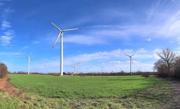 北ドイツの代替エネルギー風の公園での風力発電所のパノラマ — ストック写真