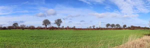 德国北部替代能源风电场中的风车全景 — 图库照片