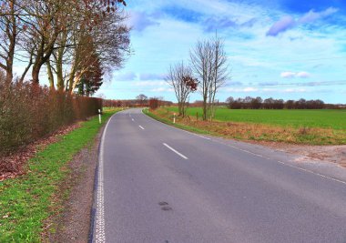 Kuzey Almanya bir güneşli srping gününde sokaklarda boş ülke