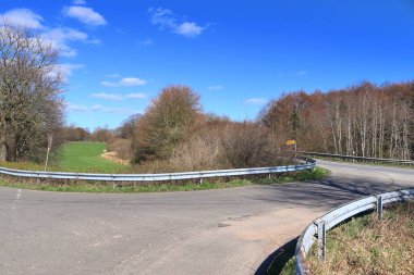 Boş ülke yollar ve güneşli bir Almanya sokaklarında