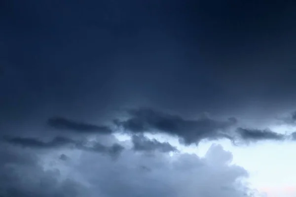 Dramatisk Himmel Med Mörka Moln Formationer — Stockfoto