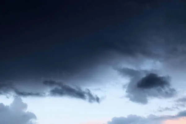 Dramatisk Himmel Med Mörka Moln Formationer — Stockfoto