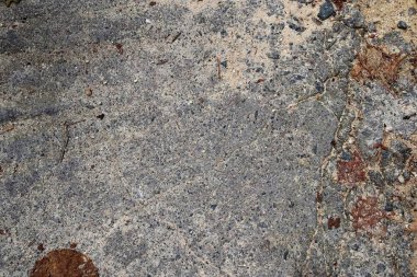 Küçük taşlar ve çatlaklar ile sokaklarda asfalt yüzey detaylı yakın