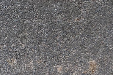 Küçük taşlar ve çatlaklar ile sokaklarda asfalt yüzey detaylı yakın