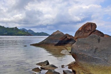Cennet Adası Seyşeller plajında güzel kaya oluşumları