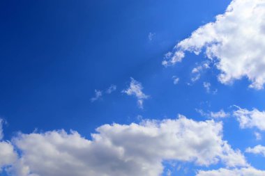 Derin mavi gökyüzünde güzel kabarık beyaz Cumulus ve Cirrus bulutlar