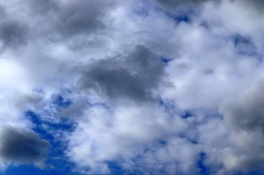 Derin mavi gökyüzünde güzel kabarık beyaz Cumulus ve Cirrus bulutlar